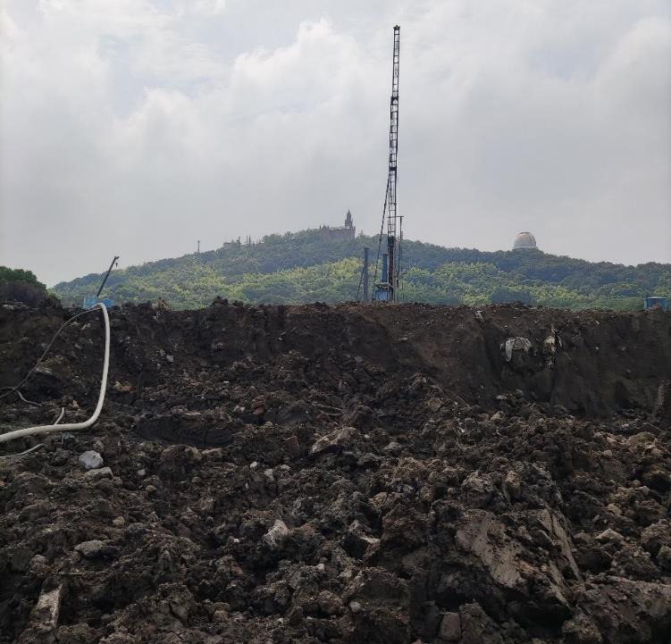 Digging native clay at the foot of Sheshan mountain